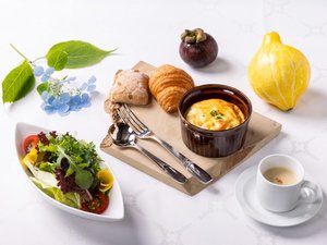 ・<ブレックファースト一例>日替わりの朝食/季節野菜のキッシュ
