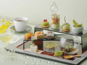 歴史の趣を感じ、玄米茶や抹茶など日本茶を味わう初夏のアフタヌーンティー。