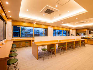 朝は朝食会場(無料)、夜はラウンジとしてご利用いただけます