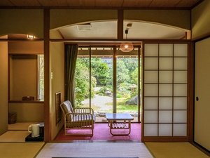 【開花亭/庭園付き客室】時間ごとにその色を変える、庭園からの眺めにうっとり。