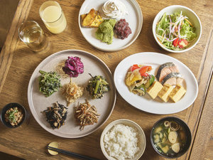 【ご朝食】定番のメニュー以外にも和食もご用意がございます。