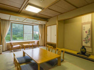 【利根川を望む和室10畳】ゆったりとお寛ぎいただけるお部屋です。