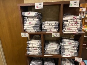 【ロビー】浴衣は、ロビーよりそれぞれ合うサイズを一人一枚お持ちください。(1枚目無料)