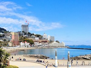 【熱海サンビーチ】夏には海水浴、夜にはライトアップ