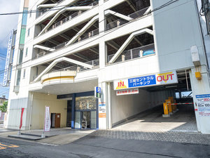 【三城パーキング】提携立体駐車場。駐車券をフロントまでお持ちいただければ無料処理いたします。