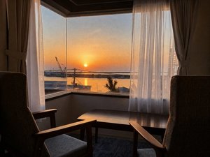 【本館】オーシャンビューツイン417|客室から沈む夕日を一望できる