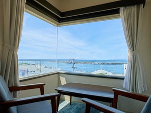【本館】オーシャンビューツイン417|開放感あふれる寛ぎスペースで、海景色をお楽しみください。