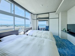 【本館】オーシャンビューツイン417|大きな窓から海を一望。開放感あふれる客室で、心安らぐひとときを