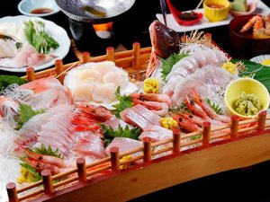 日本海の新鮮な海の幸を豪快に盛り込んだ舟盛り(写真は5人前