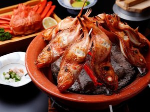 香ばしく焼き上げる、住吉屋名物「浜焼き」