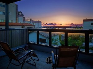 【プライベートサウナART】|2F 共同外気浴スペースから望む、日本海の夕景