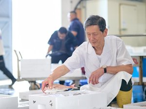 料理長自ら競りへ足を運び、確かな目で魚を選びます