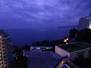 屋上からの夜景:夜の相模湾は幻想的