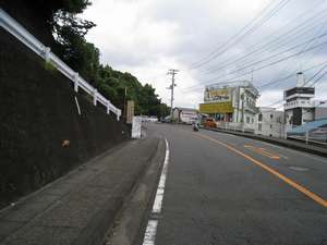国道135線を湯河原・小田原方面へ左手に看板がご覧頂けます。