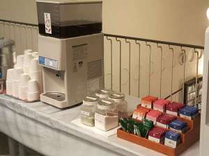 無料のドリンクコーナー♪紅茶やリンゴ酢ドリンクを準備。滞在中いつでも利用できるのがうれしい♪
