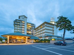 皆生温泉海水浴場より徒歩5分の位置につるやがございます