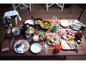 鮮やかなオードブルやオーブン料理のあとは、豪快な肉料理がキャンプ気分を盛り上げます(イメージ)