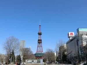 【観光情報】札幌市の中心部に位置し多くの観光客や市民に親しまれている大通公園。当館より徒歩約10分。