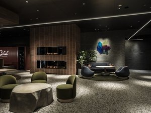 【7F_ロビー】北海道の森を感じられる、落ち着いたロビー。