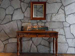 玄関を入った風除室にあるアンティーク家具