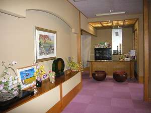 押し花に囲まれて落ち着きのあるフロント