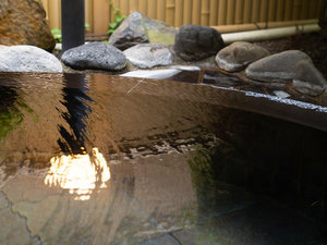 【温泉コーナー】天然温泉100%のかけ流しの湯は、体の芯まで温まります。