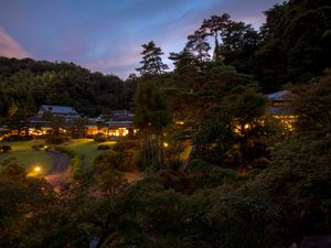 春は桜、夏はあやめ、秋は紅葉、冬は寒桜・梅などなど、四季の移り変わりをご覧いただけます。
