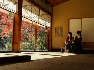 【新館玄関】昭和63年、建築家 村野藤吾氏設計の新館がオープン
