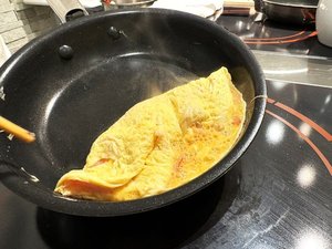 朝食バイキング:具材を選べるオムレツ(チーズ、ベーコン、葱、マッシュルームクリーム煮)