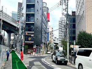 【JR福島駅2】二手に分かれてる道の左側に進みます(左手上部に線路が通ってます)