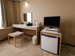 ■ツイン(417号室)液晶テレビや冷蔵庫、メイク時に便利な作業台もご用意ございます。