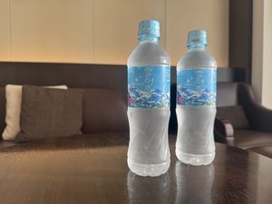 【飲料水サービス】客室内の冷蔵庫にご人数分ご用意しております。(添い寝のお子様の分はございません)