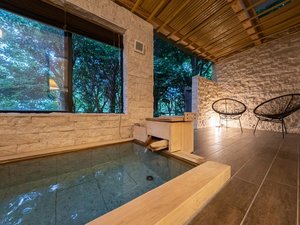 気兼ねせずに存分に温泉を愉しめる、客室温泉露天風呂付きのお部屋もございます。