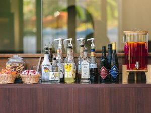 【ラウンジ】ご宿泊のお客様はどなたでもご利用いただけるラウンジにて、お酒とおつまみをご用意