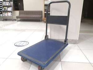 荷物が多い時や思い荷物がある場合は、台車の貸し出しもございます!