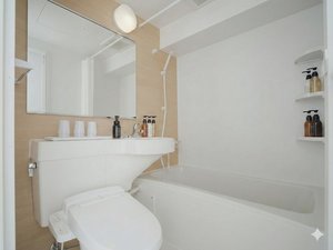 【客室内バスルーム】ユニバーサルルーム以外はユニットバスとなっております。