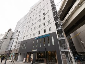 【外観】正面からご覧いただいたホテルの外観です。