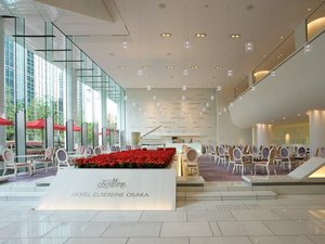 朝食会場の1階「銀木犀」は、フラワープールと一面のガラス張りの開放的なカフェテラスです。