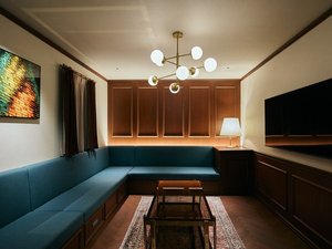 THE HOUSE�b���r���O�R�[�i�[�i2F�j