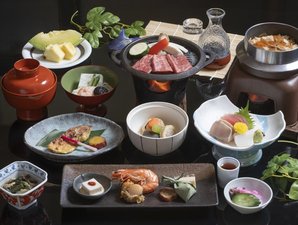 【夕食】地元の食材を取り入れた季節の和食膳をどうぞ
