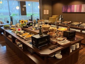お料理などは朝食会場奥側にご用意しております。