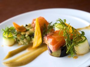 葛・鴨に代表される御所ならではの食材を、豊かな水から育まれる御所の地酒とともにご提案します