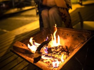 大自然の中で、薪の燃える音とBBQの香りに癒される。苗場で贅沢な時間を。