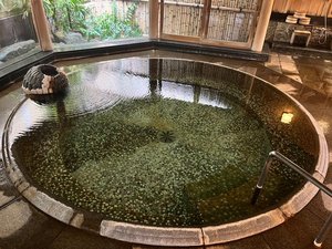 浴槽には五色石が敷かれているので、足つぼ効果もあります。