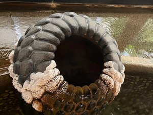 菊のモチーフで出来た湯壺からは豊富な源泉が流れ出ています。