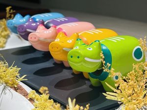 福島の民芸品、カラフルな赤べこもお出迎え!