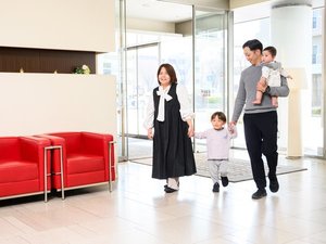 広くて明るいロビーがお出迎え。楽しい家族旅行のスタートを、スタッフ一同笑顔でお手伝いいたします。