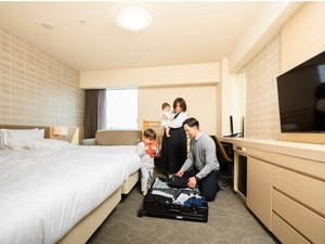 スーツケースを広げても余裕の広さ。ゆとりある客室で、ご家族との団らんをゆったりお楽しみください!