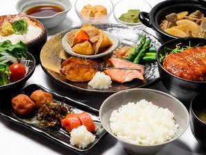 福島の味を心ゆくまで。ソースカツや郷土料理など、地元の美味しさを詰め込んだ贅沢な朝ごはんをどうぞ。