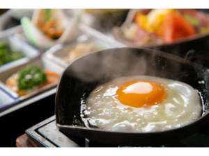 朝食には熱々の目玉焼きも♪